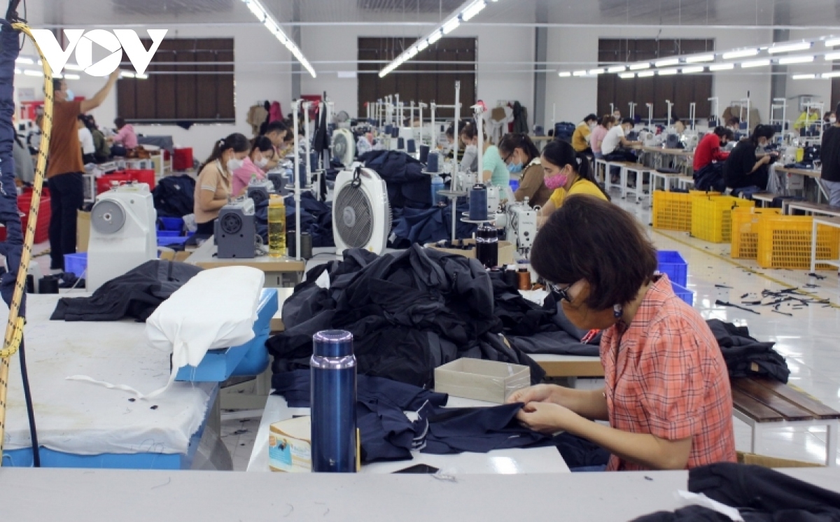 Businesses seek to retain employees in face of export order shortages